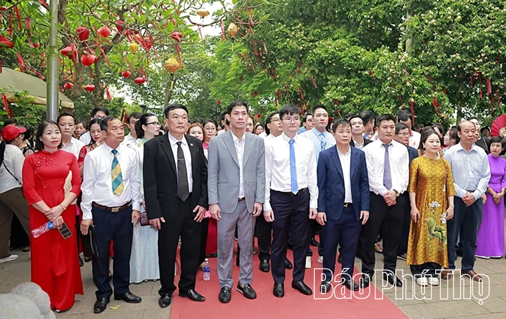 Đoàn đại biểu Hiệp hội Doanh nghiệp tỉnh dâng hương tưởng niệm các Vua Hùng