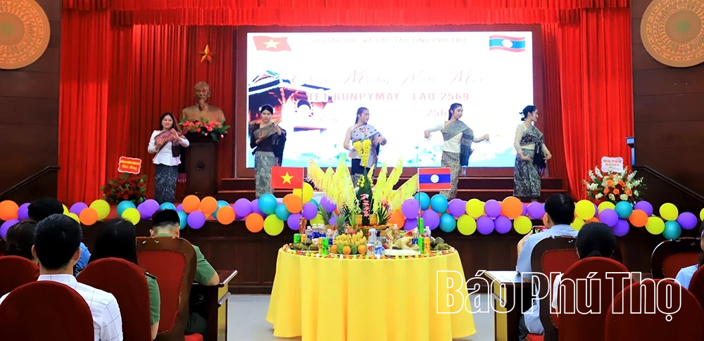 Gần 50 lưu học sinh Lào đón Tết Bunpimay tại Trường Cao đẳng Kinh tế - Kỹ thuật Hòa Bình