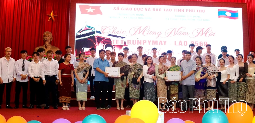 Gần 50 lưu học sinh Lào đón Tết Bunpimay tại Trường Cao đẳng Kinh tế - Kỹ thuật Hòa Bình