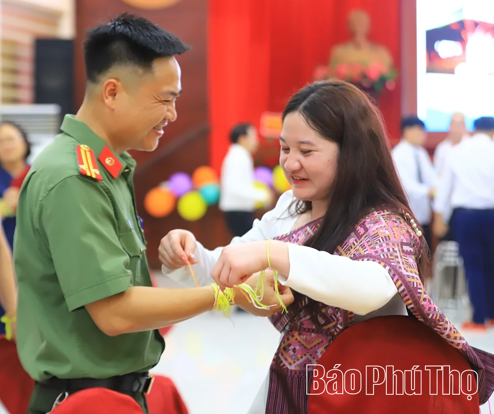 Gần 50 lưu học sinh Lào đón Tết Bunpimay tại Trường Cao đẳng Kinh tế - Kỹ thuật Hòa Bình