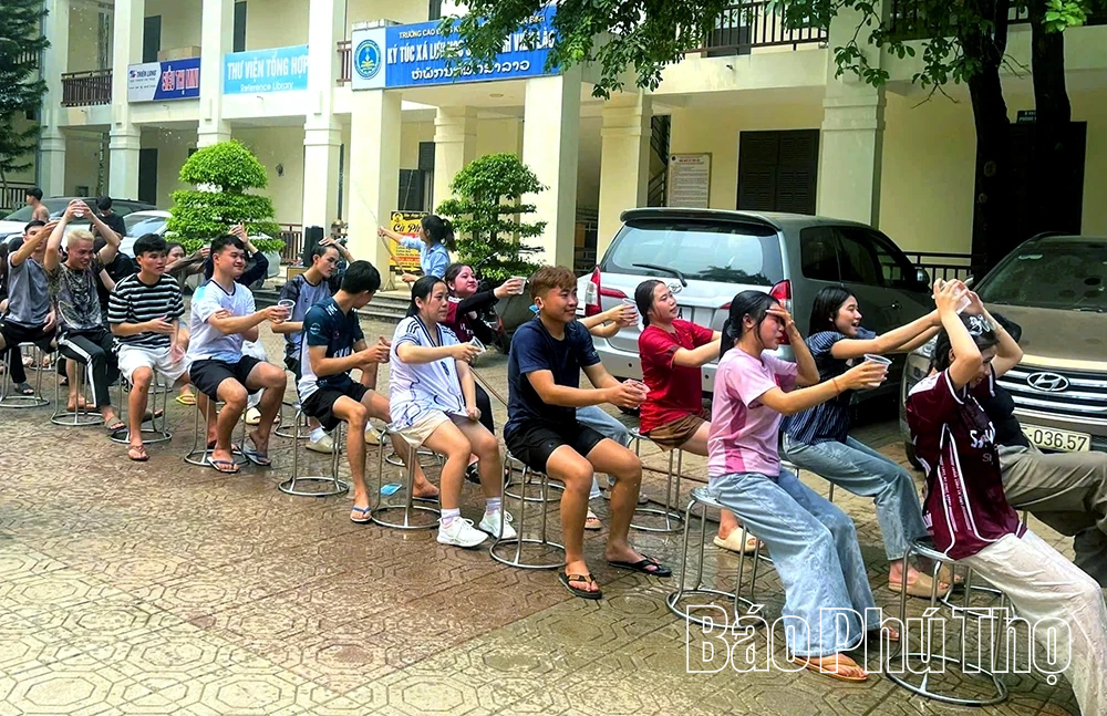 Gần 50 lưu học sinh Lào đón Tết Bunpimay tại Trường Cao đẳng Kinh tế - Kỹ thuật Hòa Bình