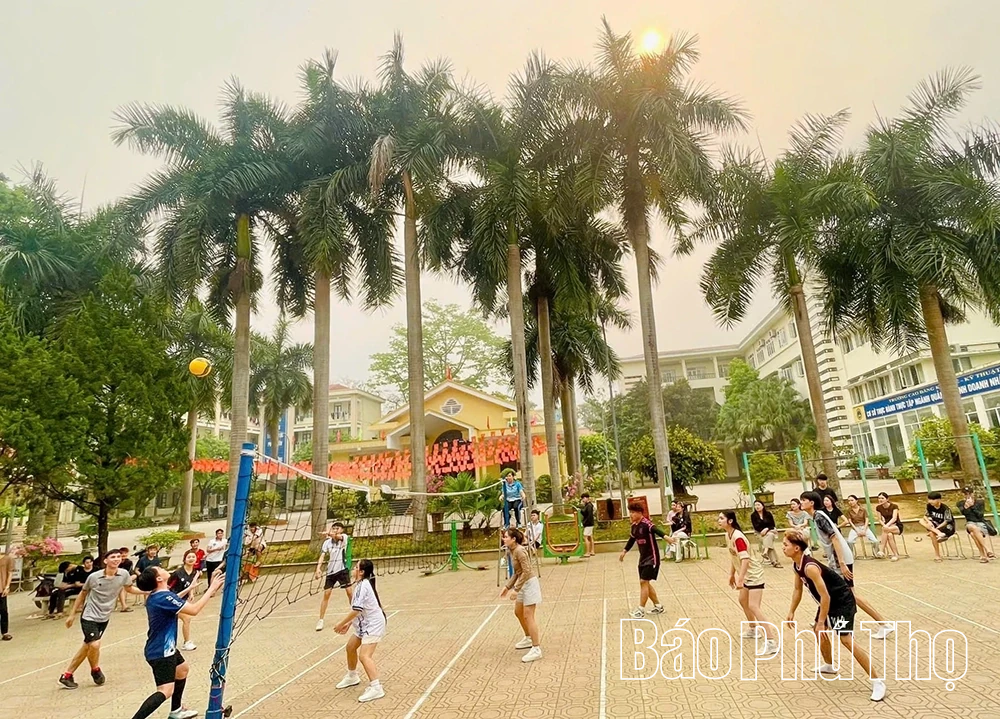 Gần 50 lưu học sinh Lào đón Tết Bunpimay tại Trường Cao đẳng Kinh tế - Kỹ thuật Hòa Bình