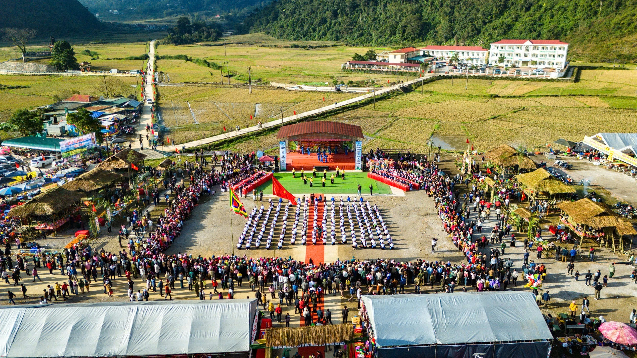 Hành trình lặng lẽ của Đinh Mạnh Hưng - Đi để giữ lại ký ức xứ Mường