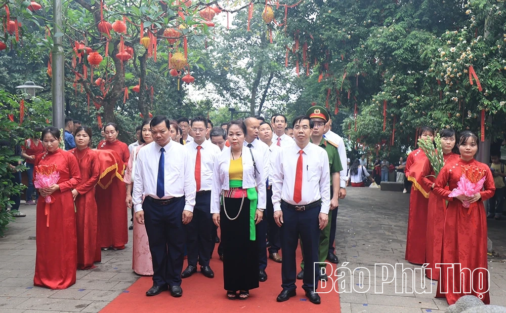 Đoàn đại biểu các địa phương dâng hương tưởng niệm các Vua Hùng