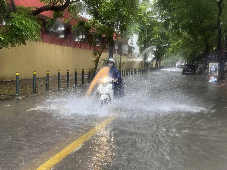 Thời tiết ngày 18/4: Mưa dông diện rộng ở Bắc Bộ, cảnh báo lốc sét và nguy cơ lũ quét, sạt lở
