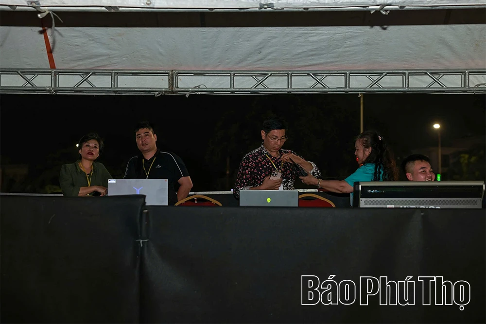 Những nhịp cầu nối đất Tổ với muôn phương