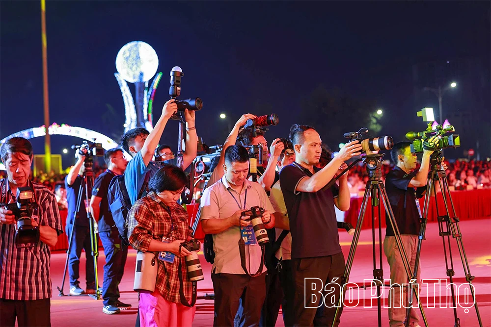 Những nhịp cầu nối đất Tổ với muôn phương