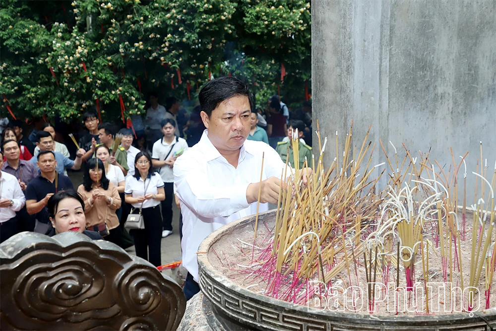 Đoàn công tác Ban Thường vụ Tỉnh ủy Đắk Lắk dâng hương tưởng niệm các Vua Hùng