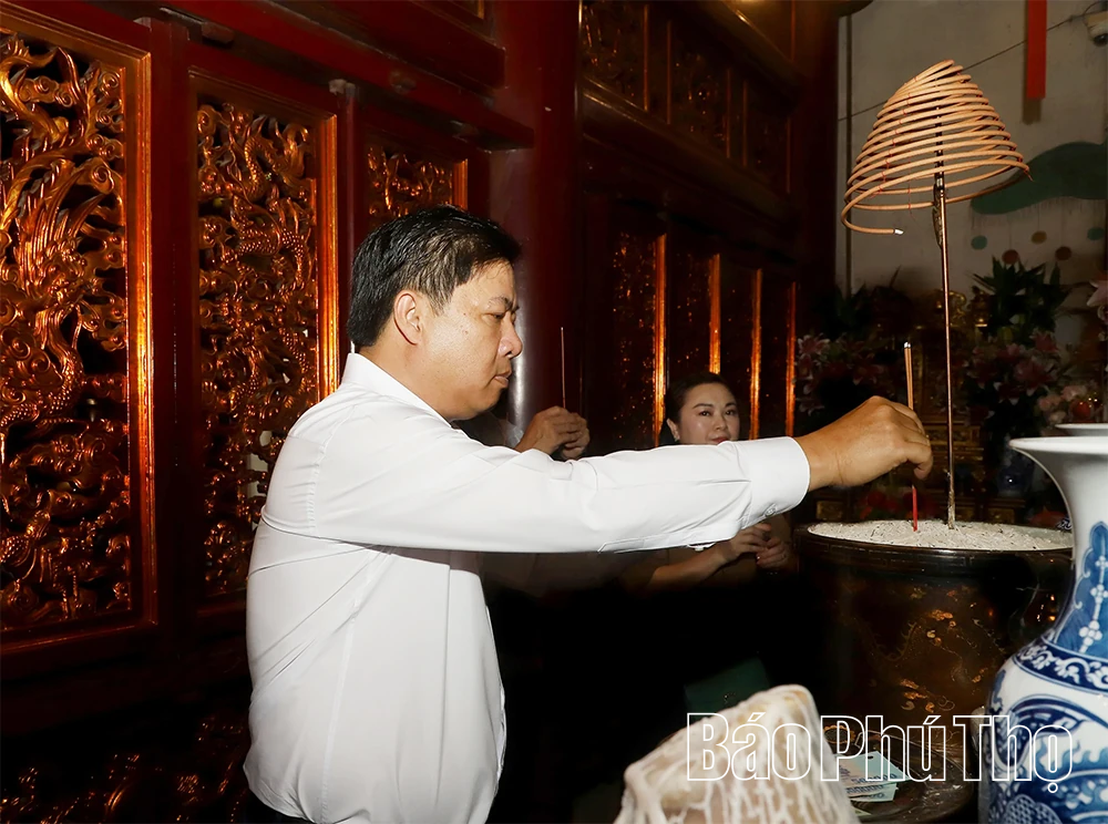 Đoàn công tác Ban Thường vụ Tỉnh ủy Đắk Lắk dâng hương tưởng niệm các Vua Hùng