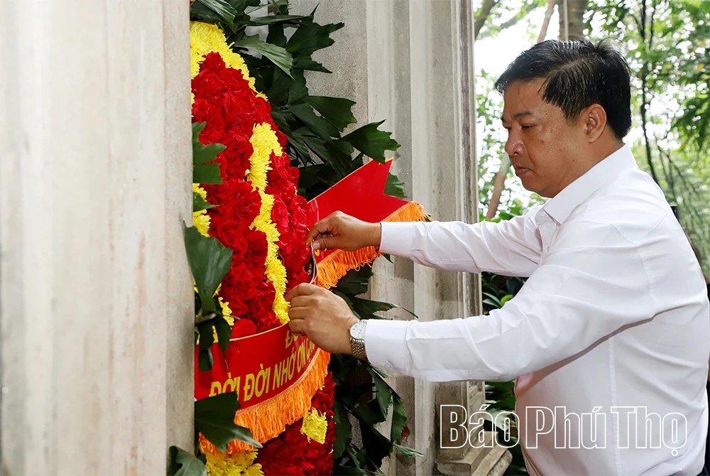 Đoàn công tác Ban Thường vụ Tỉnh ủy Đắk Lắk dâng hương tưởng niệm các Vua Hùng