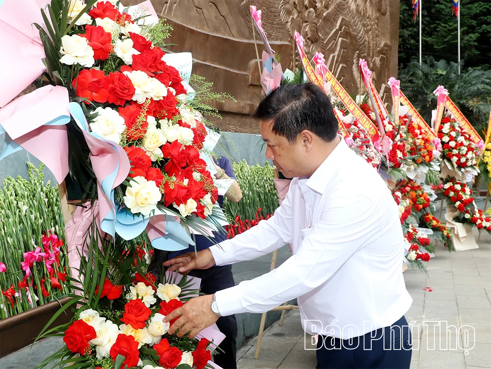 Đoàn công tác Ban Thường vụ Tỉnh ủy Đắk Lắk dâng hương tưởng niệm các Vua Hùng