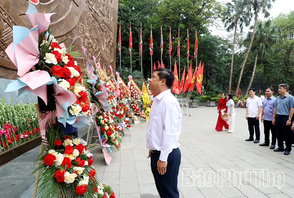 Đoàn công tác Ban Thường vụ Tỉnh ủy Đắk Lắk dâng hương tưởng niệm các Vua Hùng