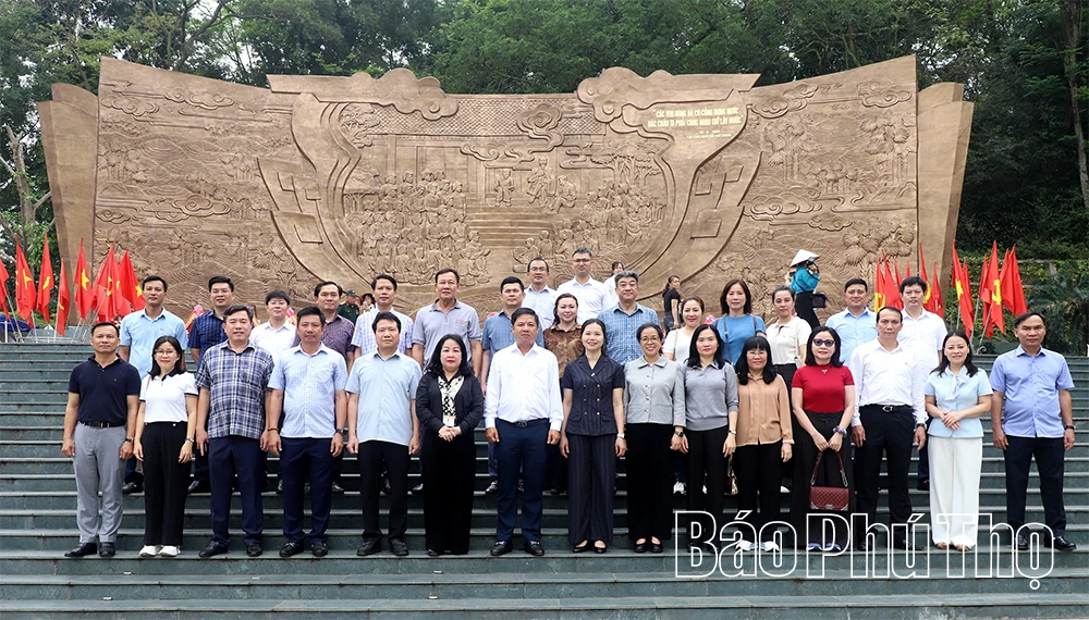 Đoàn công tác Ban Thường vụ Tỉnh ủy Đắk Lắk dâng hương tưởng niệm các Vua Hùng