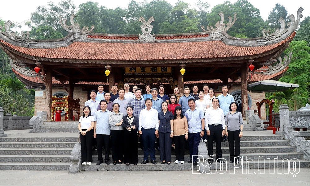 Đoàn công tác Ban Thường vụ Tỉnh ủy Đắk Lắk dâng hương tưởng niệm các Vua Hùng