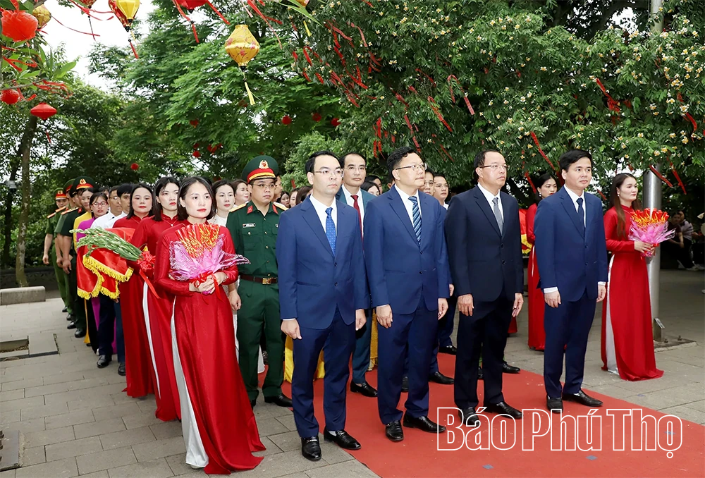 Đoàn đại biểu các xã Hùng Việt, Phú Khê, Minh Hòa, Xuân Viên dâng hương tưởng niệm các Vua Hùng
