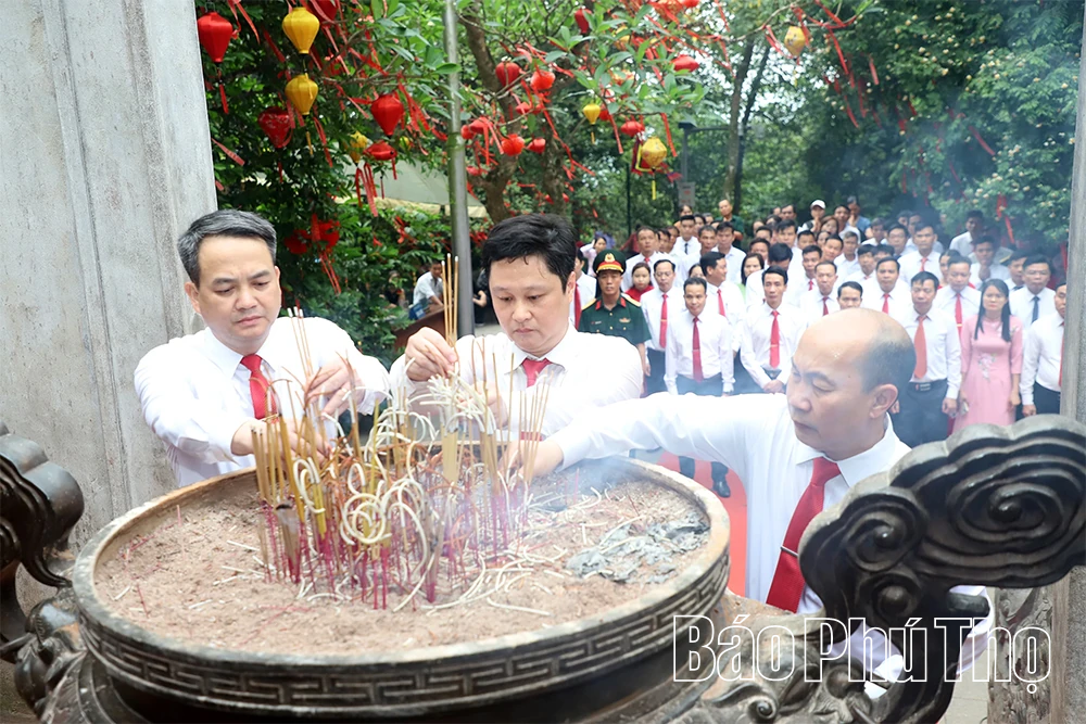 Đoàn đại biểu các xã Hùng Việt, Phú Khê, Minh Hòa, Xuân Viên dâng hương tưởng niệm các Vua Hùng