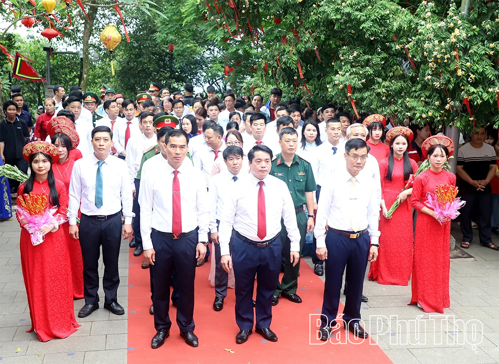 Đoàn đại biểu các xã Hùng Việt, Phú Khê, Minh Hòa, Xuân Viên dâng hương tưởng niệm các Vua Hùng