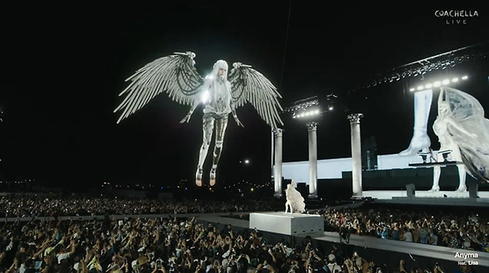 Lisa gây ấn tượng mạnh tại Coachella với tạo hình giống trí tuệ nhân tạo