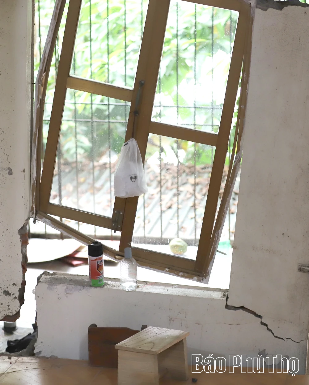 Khẩn trương di dời các hộ dân bị ảnh hưởng do sạt lở tại khu Phú Hà, phường Phong Châu