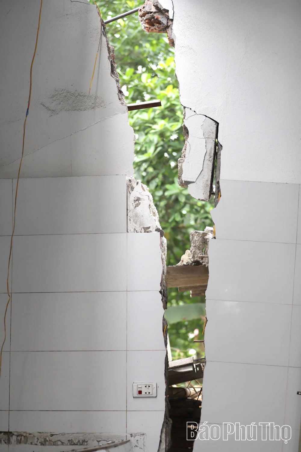 Khẩn trương di dời các hộ dân bị ảnh hưởng do sạt lở tại khu Phú Hà, phường Phong Châu