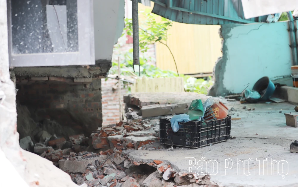 Khẩn trương di dời các hộ dân bị ảnh hưởng do sạt lở tại khu Phú Hà, phường Phong Châu