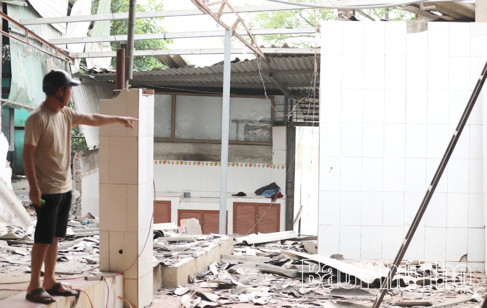 Khẩn trương di dời các hộ dân bị ảnh hưởng do sạt lở tại khu Phú Hà, phường Phong Châu