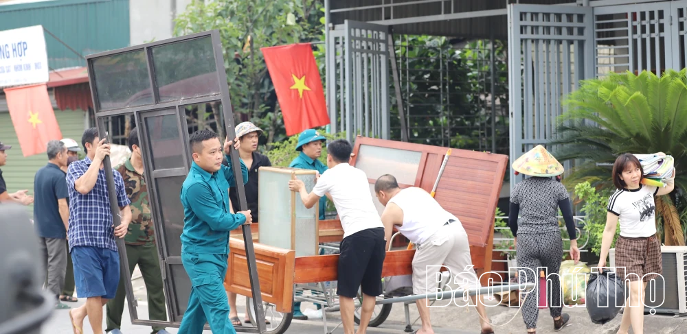 Khẩn trương di dời các hộ dân bị ảnh hưởng do sạt lở tại khu Phú Hà, phường Phong Châu