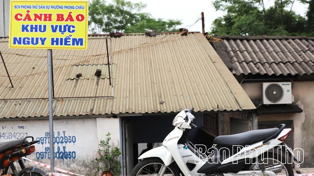 Khẩn trương di dời các hộ dân bị ảnh hưởng do sạt lở tại khu Phú Hà, phường Phong Châu