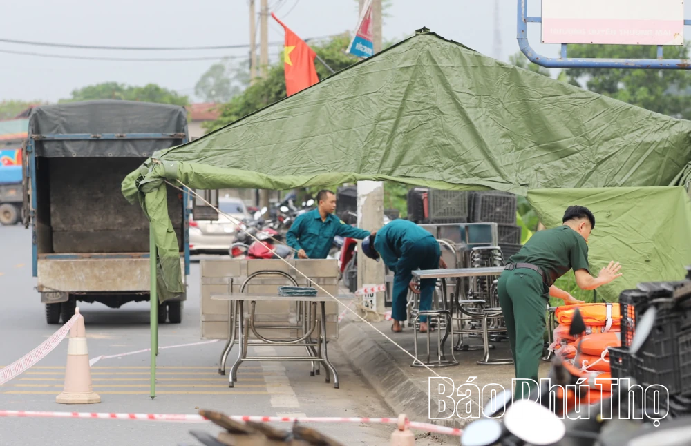 Khẩn trương di dời các hộ dân bị ảnh hưởng do sạt lở tại khu Phú Hà, phường Phong Châu