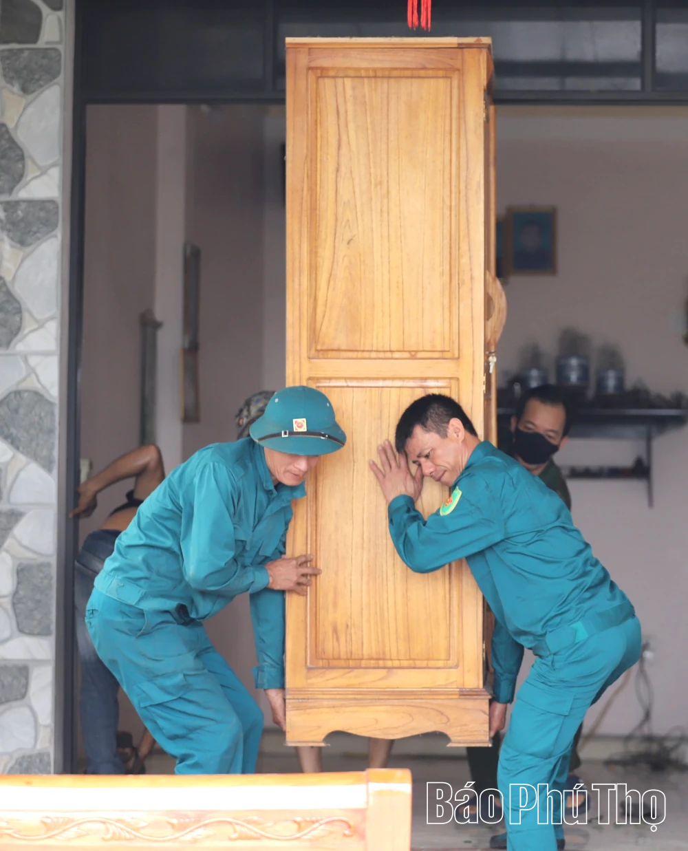 Khẩn trương di dời các hộ dân bị ảnh hưởng do sạt lở tại khu Phú Hà, phường Phong Châu