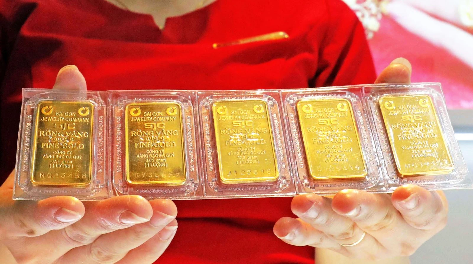 Giá vàng sáng 25/4 hồi phục nhẹ, vàng miếng SJC tăng 800.000 đồng