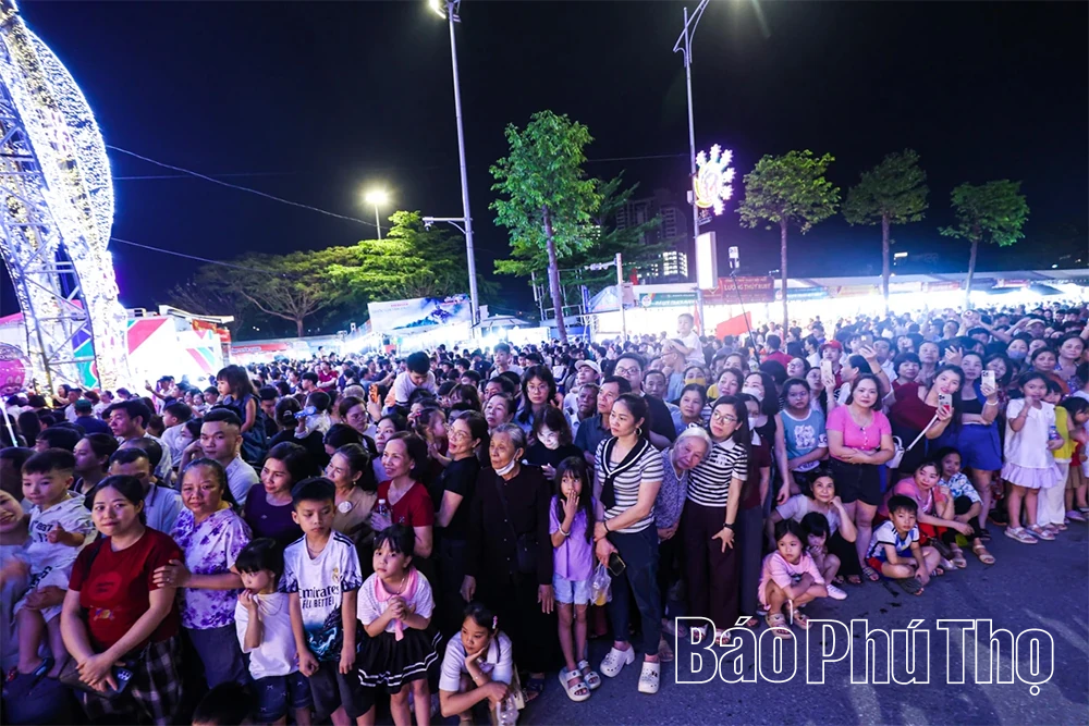 Ngập tràn sắc màu dân gian trong lễ hội “Thanh âm nguồn cội”