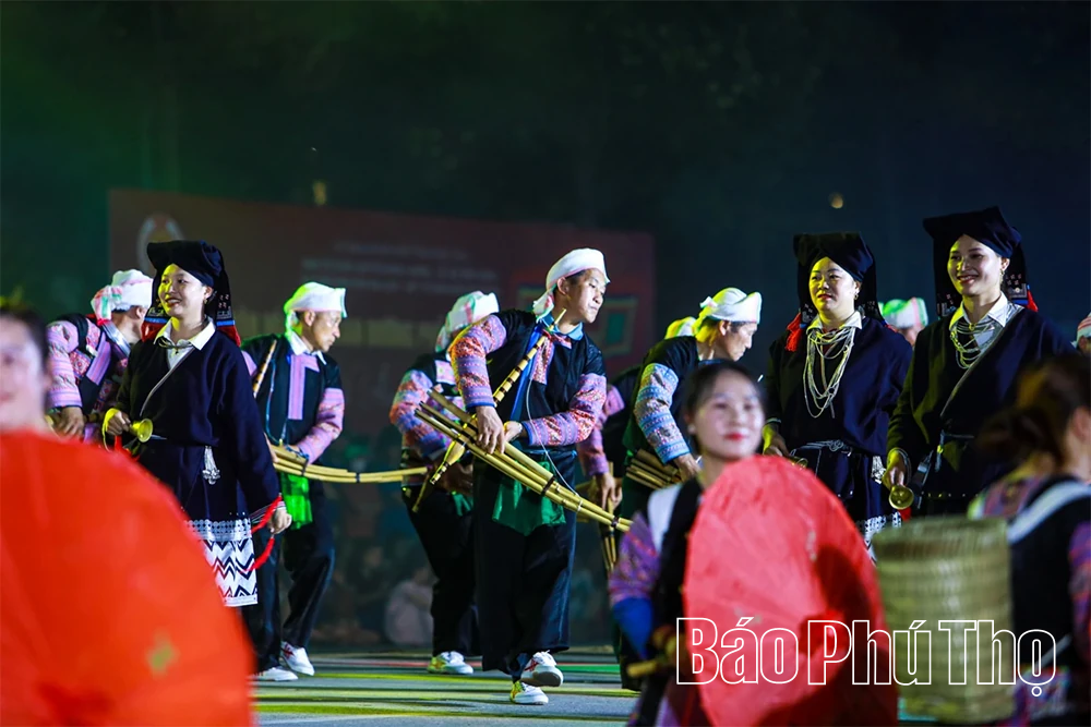 Ngập tràn sắc màu dân gian trong lễ hội “Thanh âm nguồn cội”