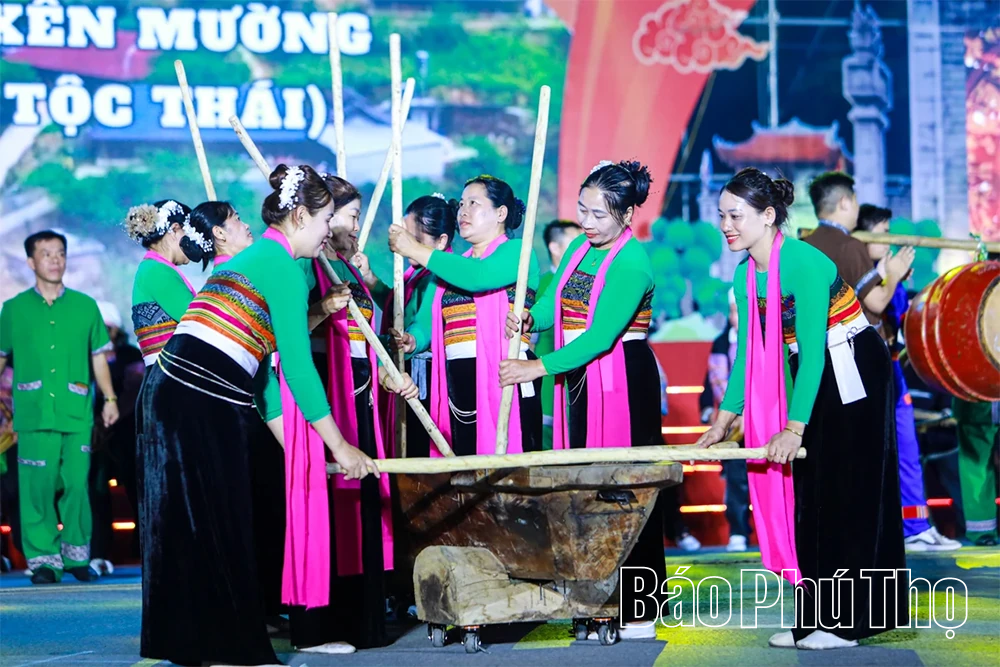 Ngập tràn sắc màu dân gian trong lễ hội “Thanh âm nguồn cội”