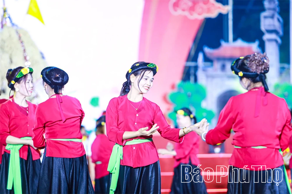 Ngập tràn sắc màu dân gian trong lễ hội “Thanh âm nguồn cội”