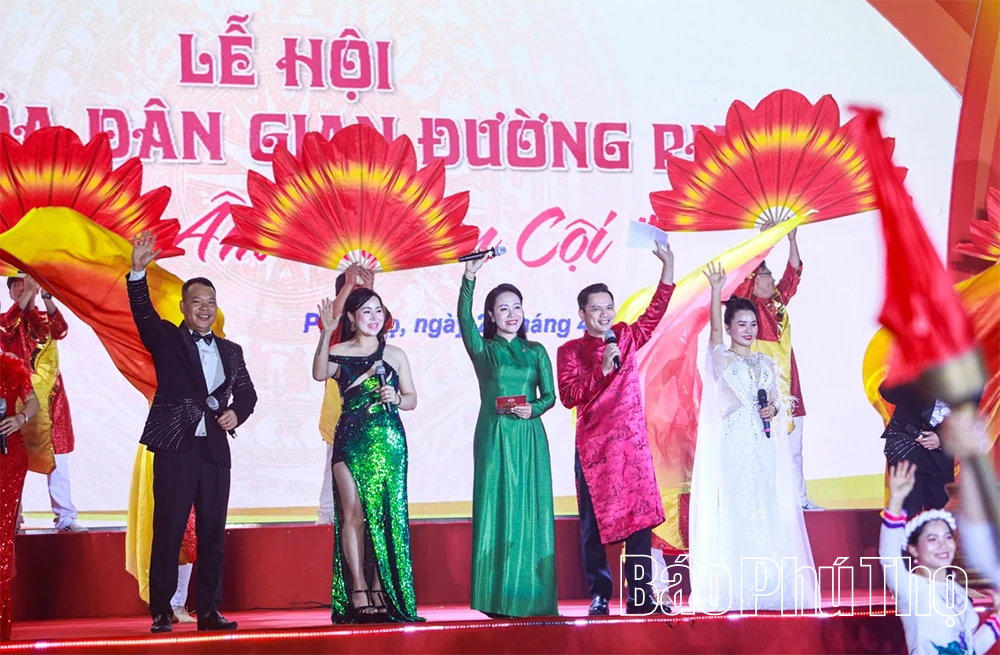 Ngập tràn sắc màu dân gian trong lễ hội “Thanh âm nguồn cội”