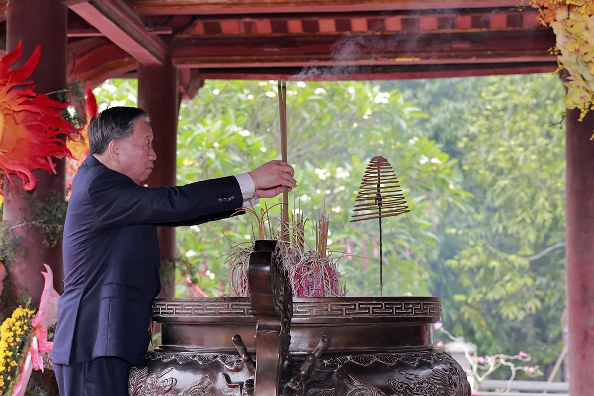 Các đồng chí lãnh đạo Đảng, Nhà nước dâng hương Lễ Giỗ Tổ Hùng Vương năm 2026