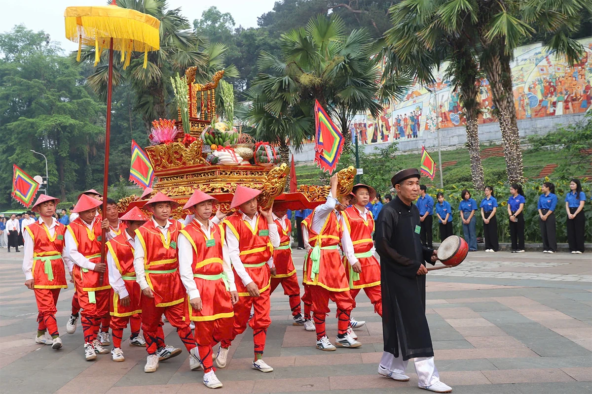 Tổng Bí thư, Chủ tịch nước dâng hương tưởng niệm các Vua Hùng