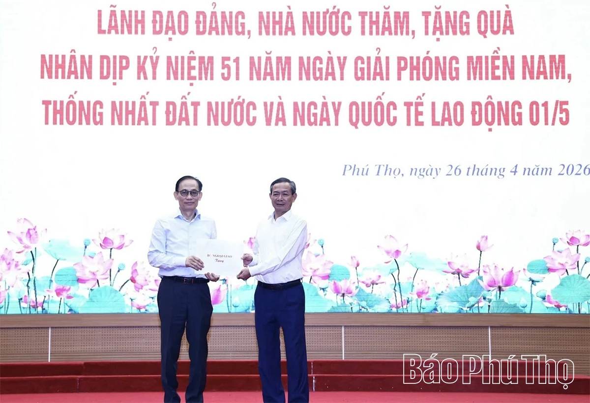 Bộ trưởng Bộ Ngoại giao Lê Hoài Trung trao 200 suất quà của Đảng và Nhà nước tặng gia đình chính sách, người có hoàn cảnh khó khăn, đoàn viên, người lao động