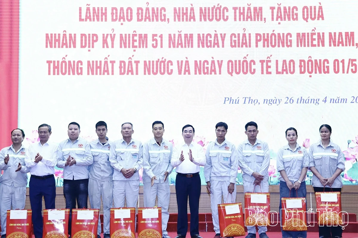 Bộ trưởng Bộ Ngoại giao Lê Hoài Trung trao 200 suất quà của Đảng và Nhà nước tặng gia đình chính sách, người có hoàn cảnh khó khăn, đoàn viên, người lao động