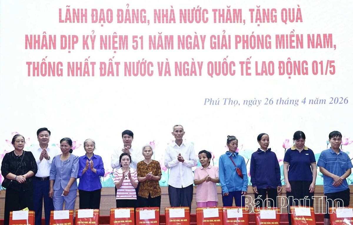 Bộ trưởng Bộ Ngoại giao Lê Hoài Trung trao 200 suất quà của Đảng và Nhà nước tặng gia đình chính sách, người có hoàn cảnh khó khăn, đoàn viên, người lao động