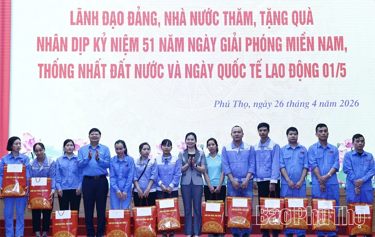 Bộ trưởng Bộ Ngoại giao Lê Hoài Trung trao 200 suất quà của Đảng và Nhà nước tặng gia đình chính sách, người có hoàn cảnh khó khăn, đoàn viên, người lao động