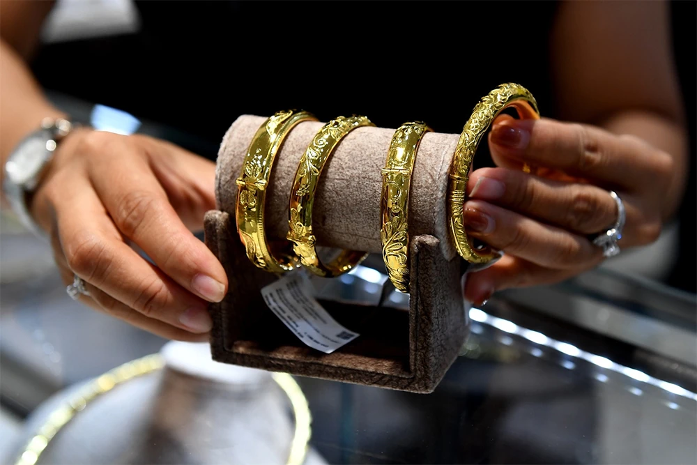 Giá vàng hôm nay 20/4/2026 rơi thẳng đứng, vàng trong nước lao dốc