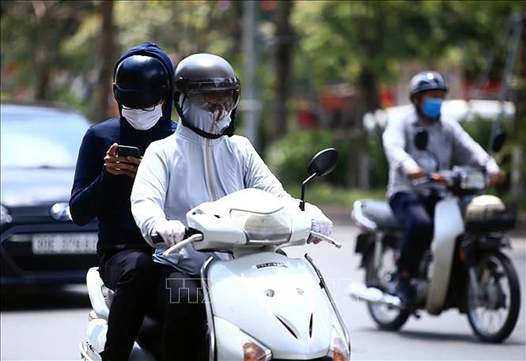 Thời tiết ngày 21/4: Bắc Bộ và Trung Bộ nắng nóng cục bộ, đề phòng dông lốc về chiều tối
