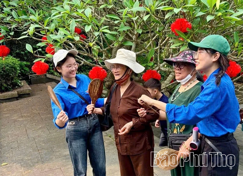 Gần 1.000 sinh viên Trường Đại học Hùng Vương tình nguyện tham gia phục vụ Lễ hội Đền Hùng