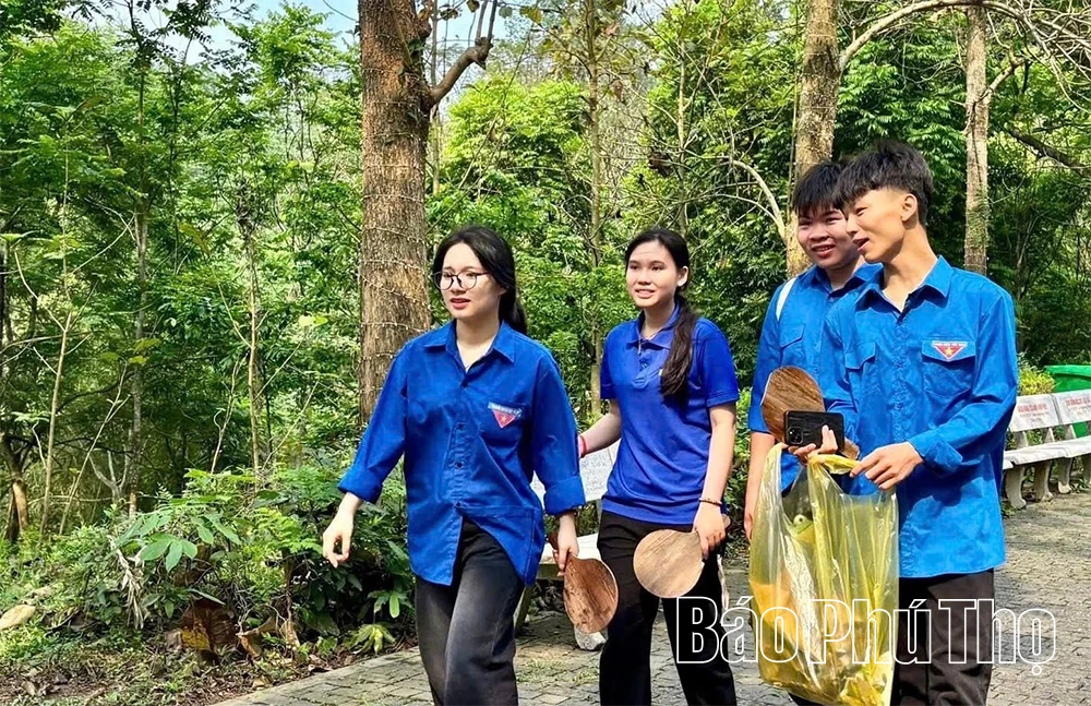 Gần 1.000 sinh viên Trường Đại học Hùng Vương tình nguyện tham gia phục vụ Lễ hội Đền Hùng