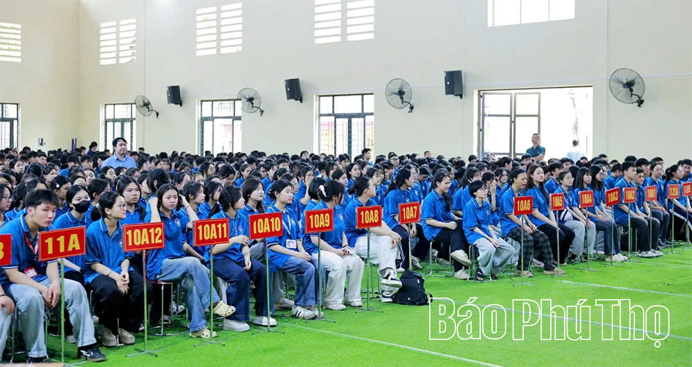 Tư vấn, hướng nghiệp “Tuổi trẻ Đất Tổ - Khát vọng vươn ra biển lớn”