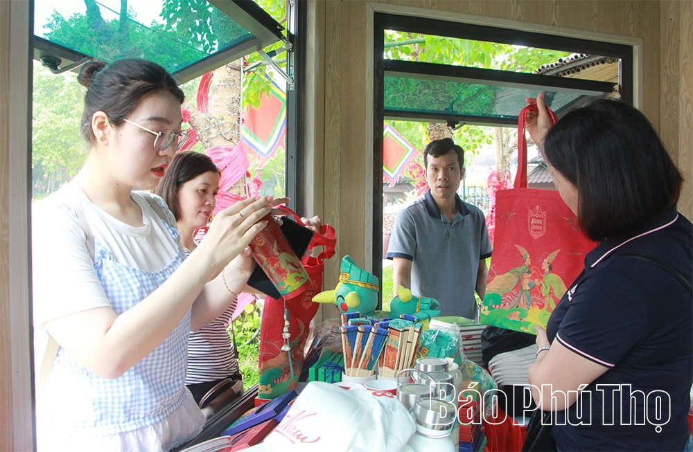 Quảng bá hình ảnh thời Hùng Vương qua sản phẩm lưu niệm tại Đền Hùng