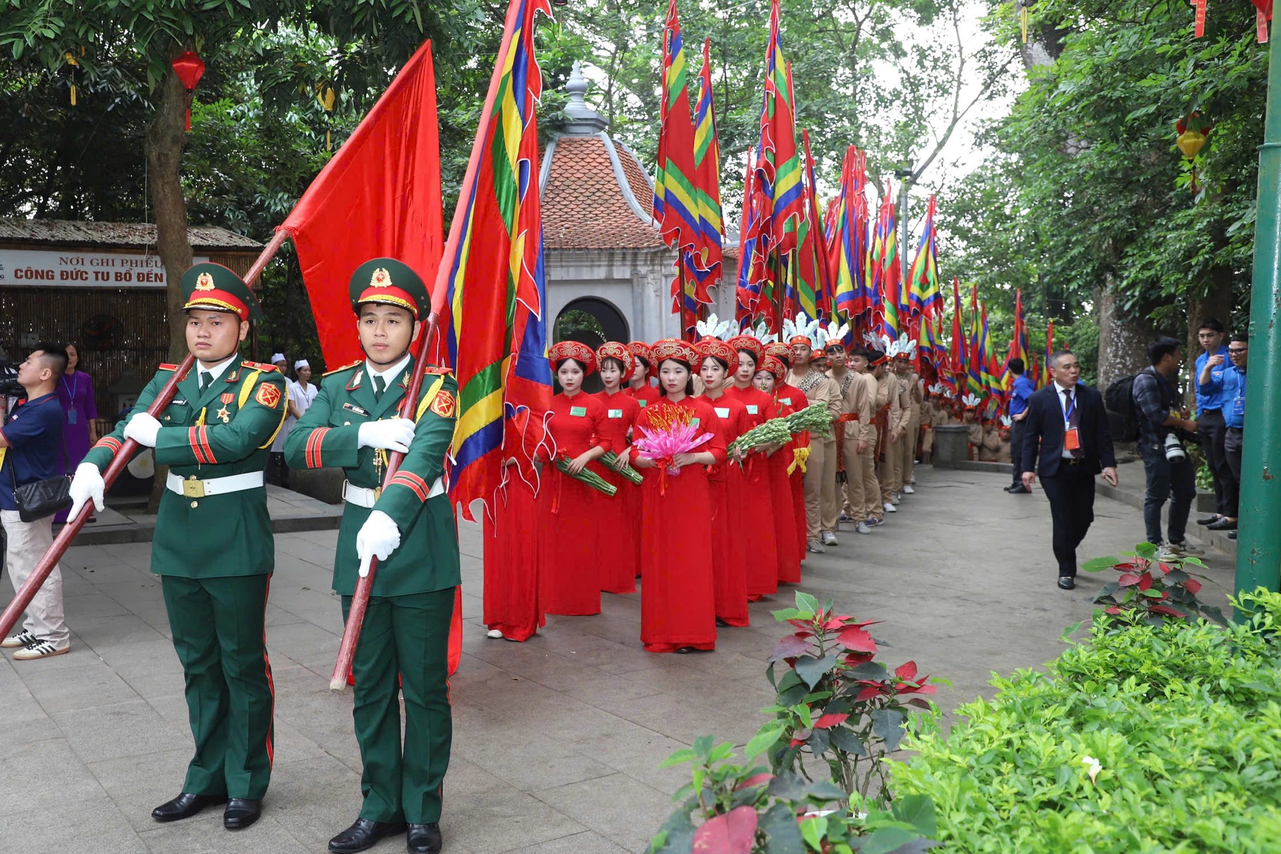 Tổng Bí thư, Chủ tịch nước dâng hương tưởng niệm các Vua Hùng