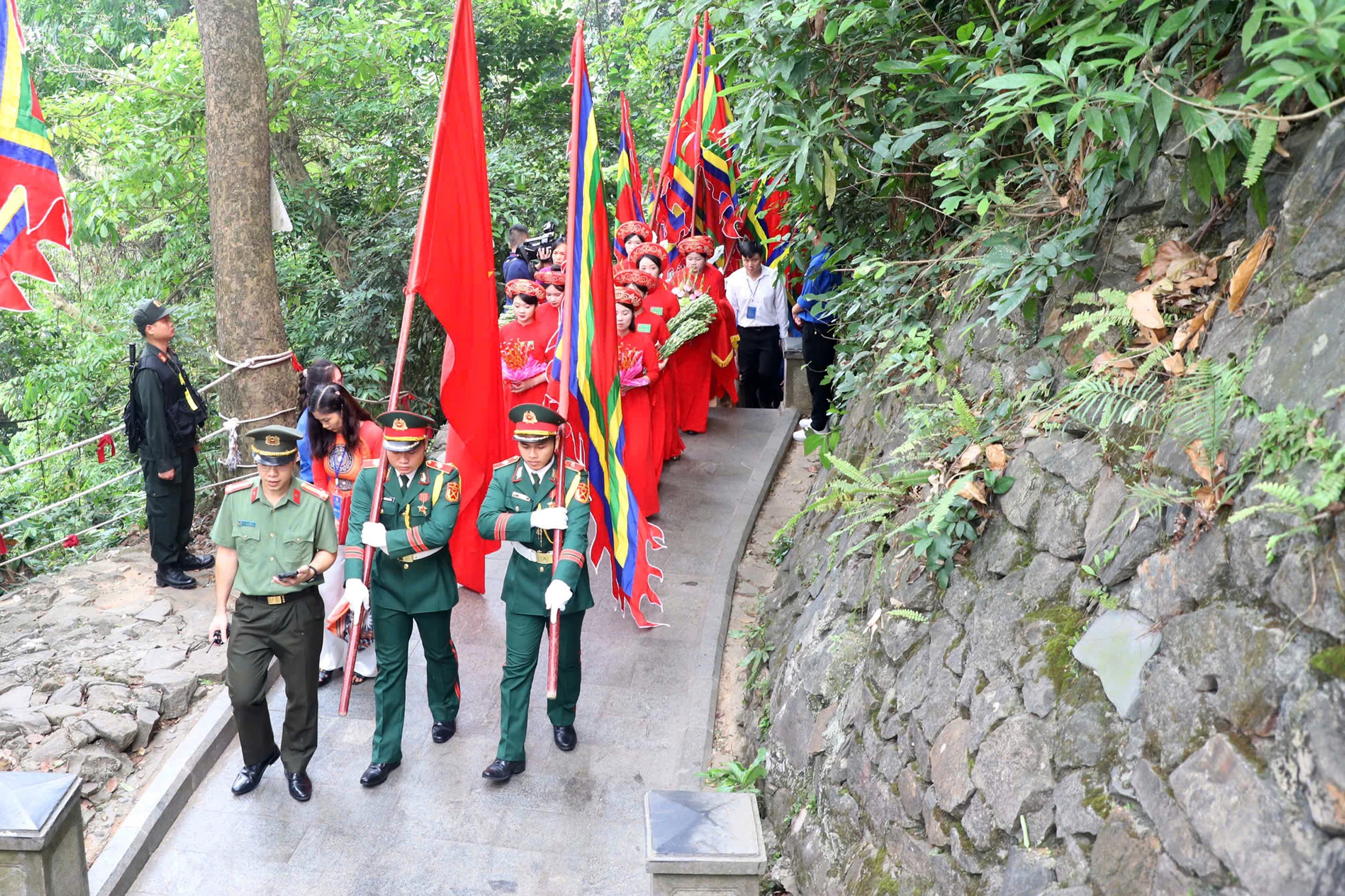 Tổng Bí thư, Chủ tịch nước dâng hương tưởng niệm các Vua Hùng
